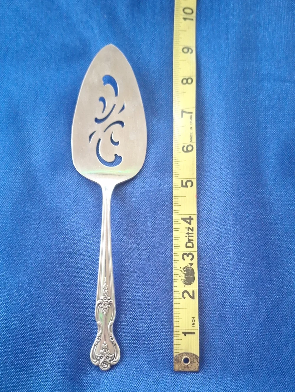 WM Rogers Silver-plated Pierced Cake Server - Classic Floral Handle